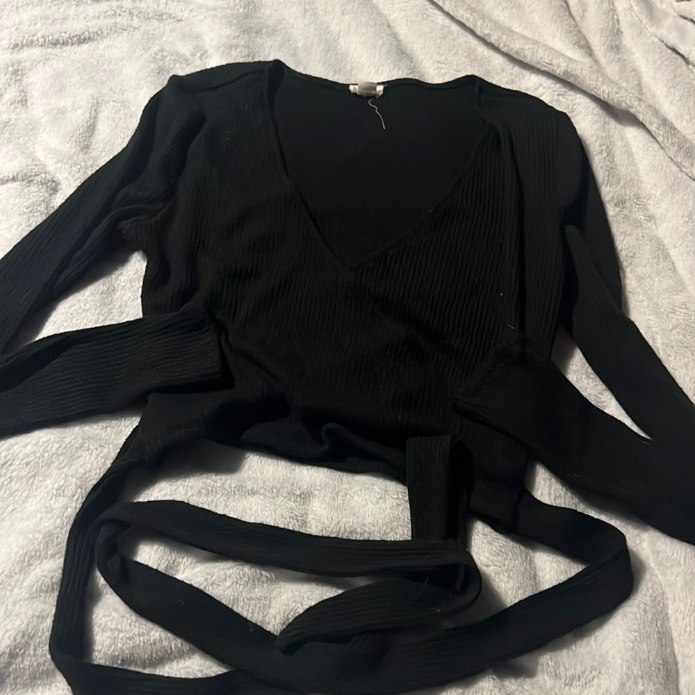 V neck mid long sleeve.